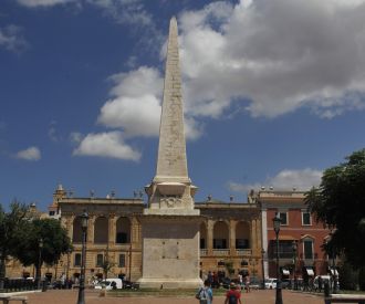 Davant l'obelisc de la plaça des Born