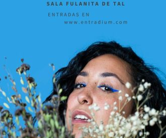 Isabela con Paloma a la guitarra
