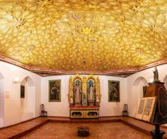 Tras los muros del silencio