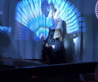 Ella és la Dona que ve del mar - Visual Multimèdia