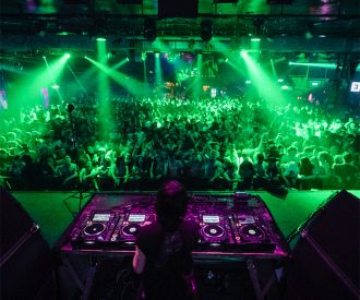 Antigone, Boston 168 y Tommy Four Seven