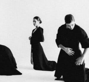 Traían el Pelo Suelto y Corona de Flores