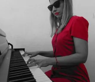 Demasiadas Luciernagas en su Piano