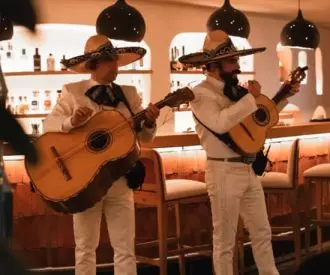 Roberto Ruiz: Antojitos, DJ y Mariachis