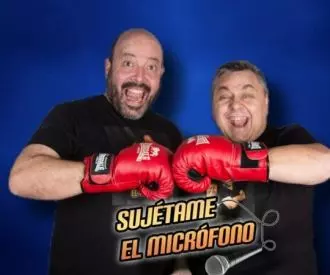 Suj&eacute;tame el Micr&oacute;fono