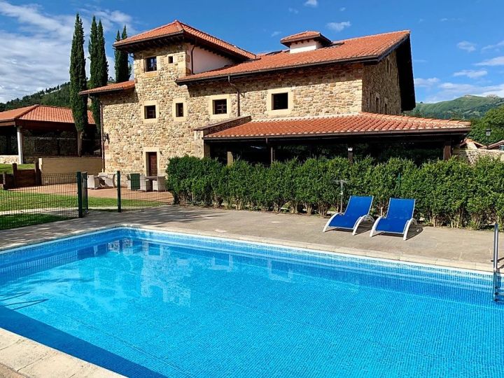 Piscina - Hotel Suites Valles Pasiegos